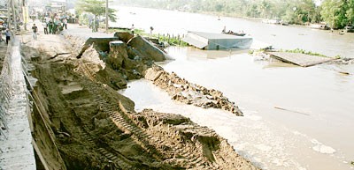 Can Tho City spent a large amount to repair the Tra Nien Bridge, which collapsed in a landslide in 2010 (Photo: SGGP) Can Tho City spent a large amount to repair the Tra Nien Bridge, which collapsed in a landslide in 2010 (Photo: SGGP)